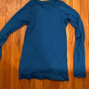 Swiftly tech long sleeve shirt 2.0 In great condition, used once.